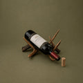 PORTA BOTELLAS DE CUERNO DE VENADO / RESINA / UNA BOTELLA.