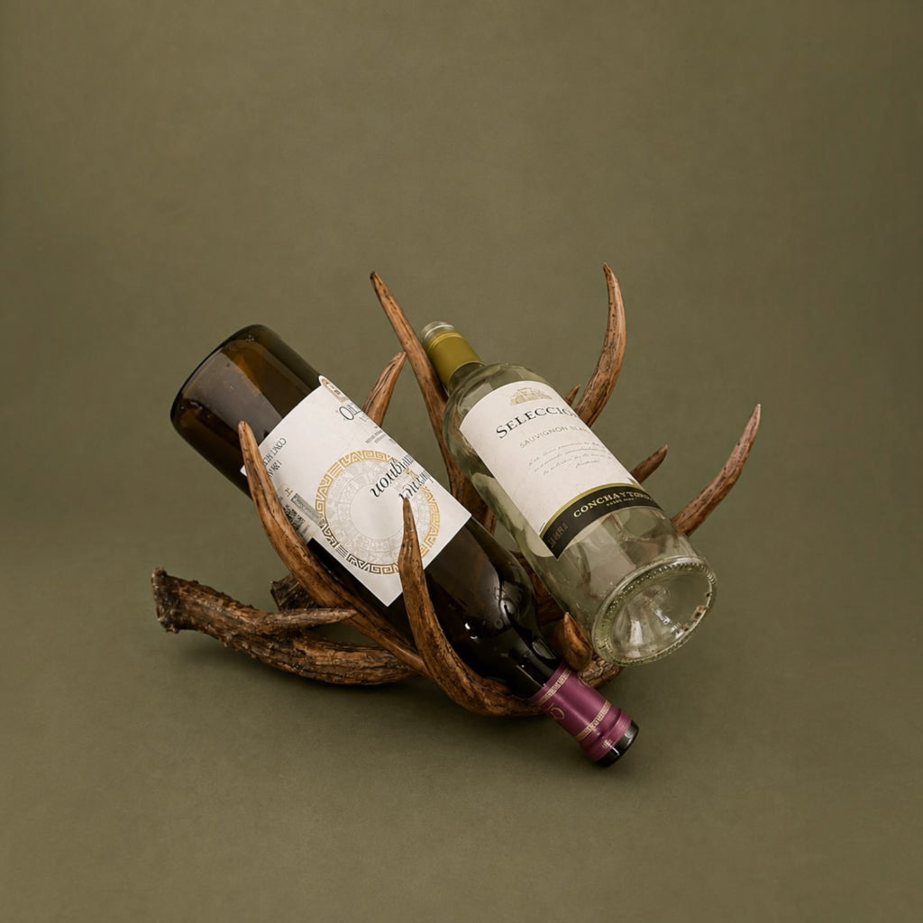 PORTA BOTELLAS DE CUERNO DE VENADO / RESINA / DOS BOTELLAS.