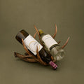 PORTA BOTELLAS DE CUERNO DE VENADO / RESINA / DOS BOTELLAS.