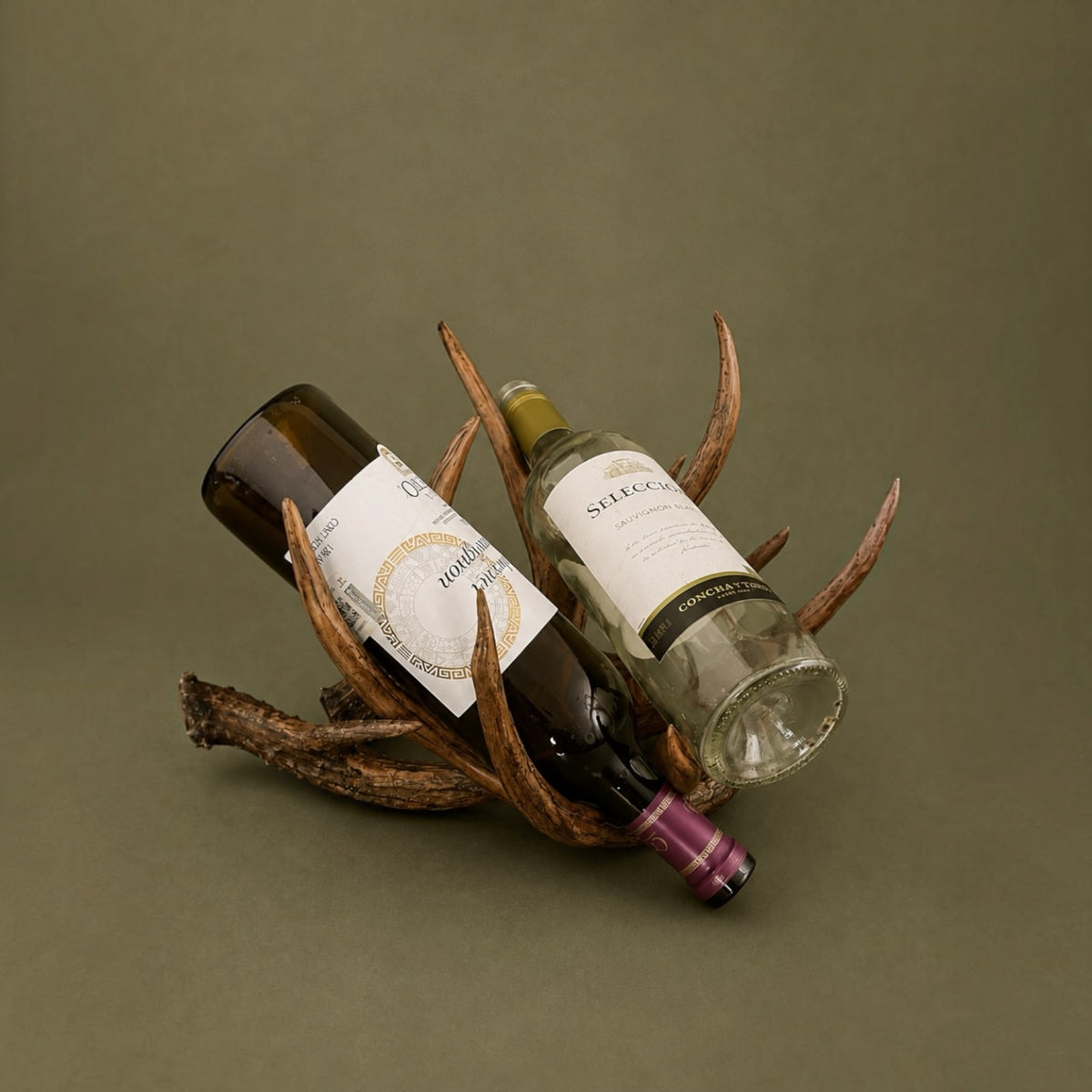 PORTA BOTELLAS DE CUERNO DE VENADO / RESINA / DOS BOTELLAS.