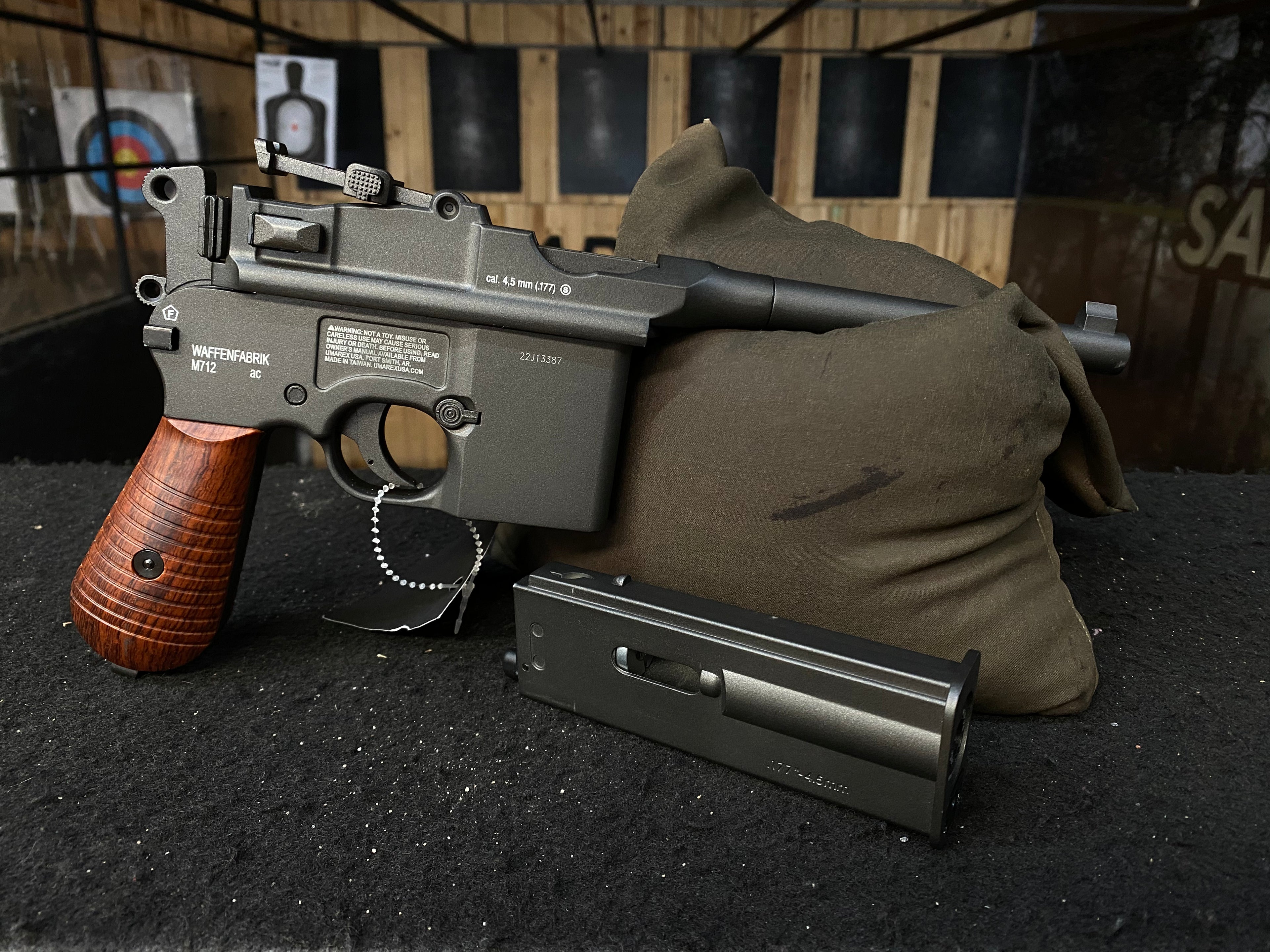 PISTOLA UMAREX LEGENDS M712 / CO2 / AIRE COMPRIMIDO / TIRO AL BLANCO