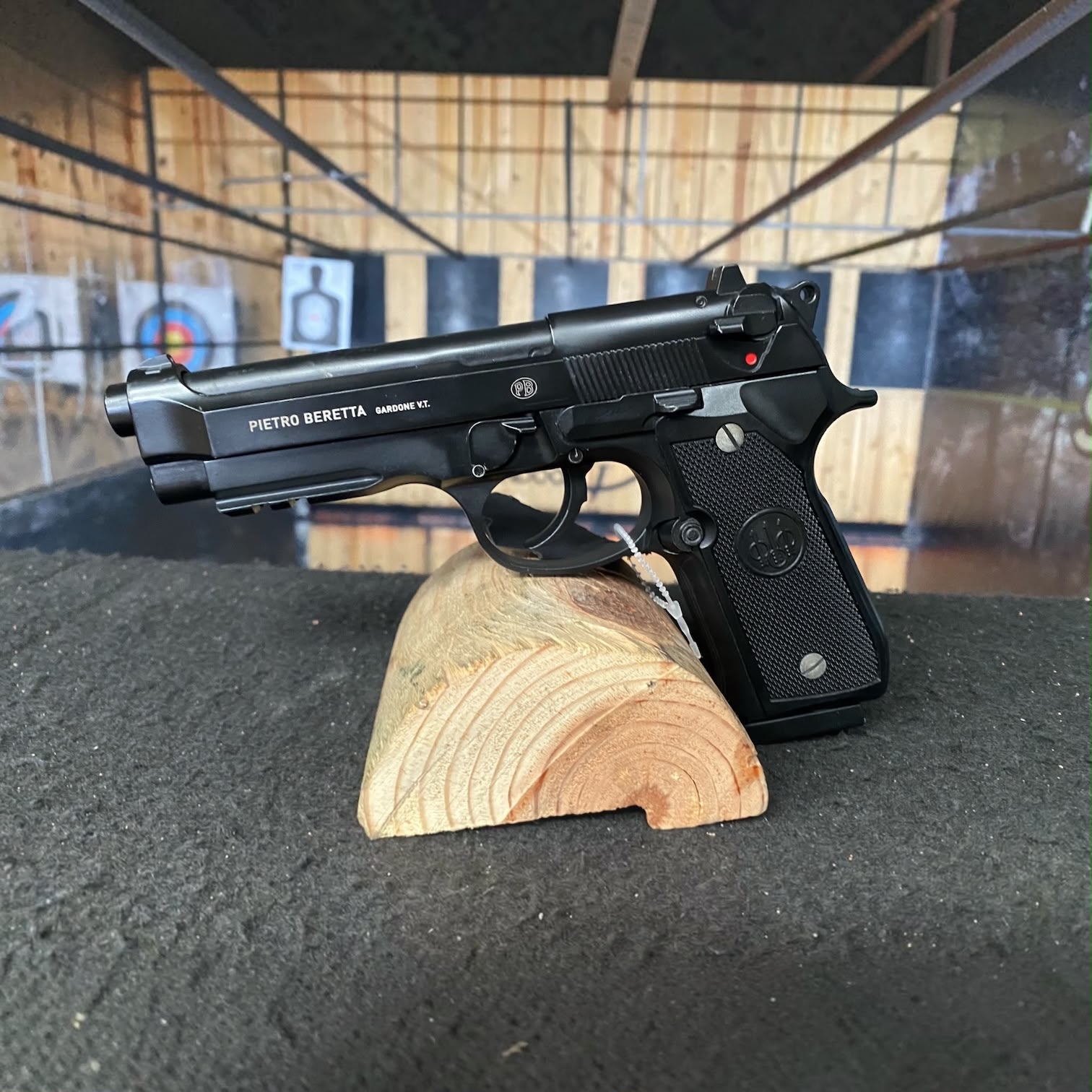 PISTOLA UMAREX BERETTA 92A1 FULLAUTO / CO2 / AIRE COMPRIMIDO / TIRO AL BLANCO